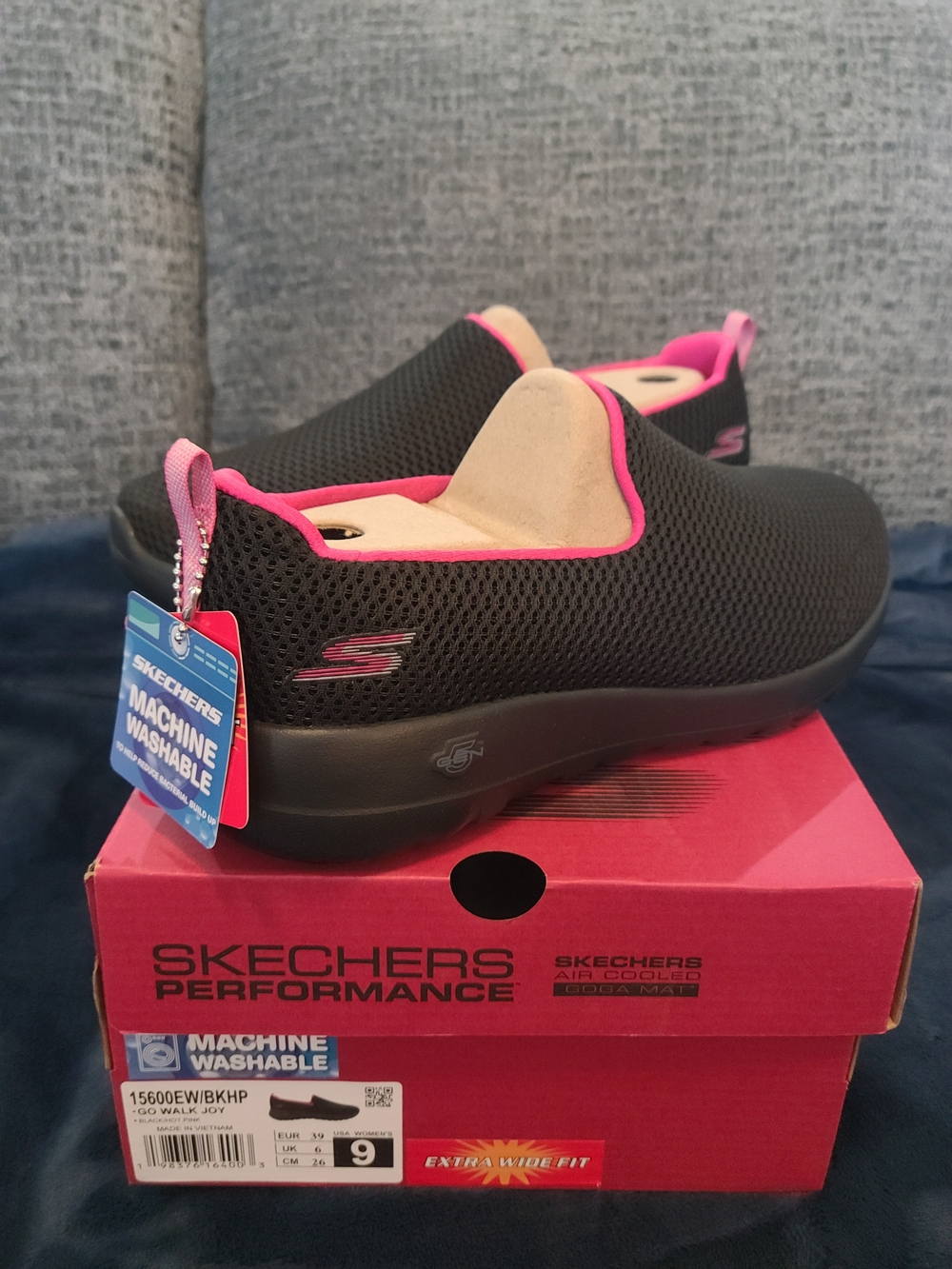 Skechers Black Slip-On Performance Walking Shoes with Pink Trim, 9 Wide, NIB